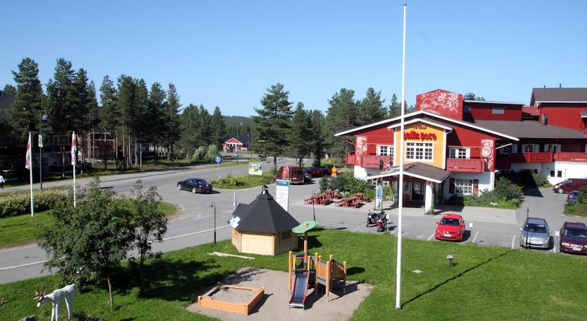 Территория отеля летом