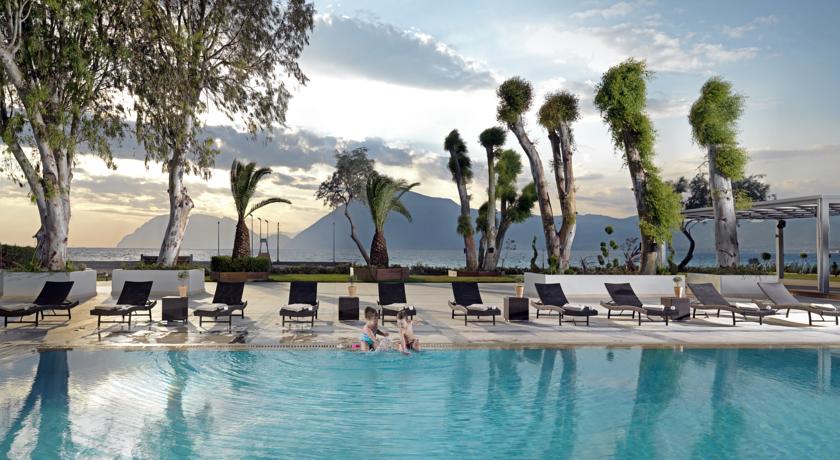 Открытый бассейн с террасой для загара