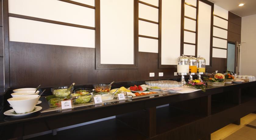 Шведский стол в ресторане