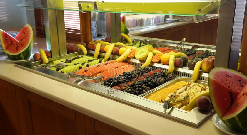 Шведский стол в ресторане