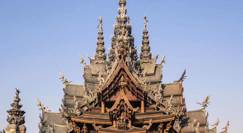 Храм Истины находится в 500 метрах от отеля