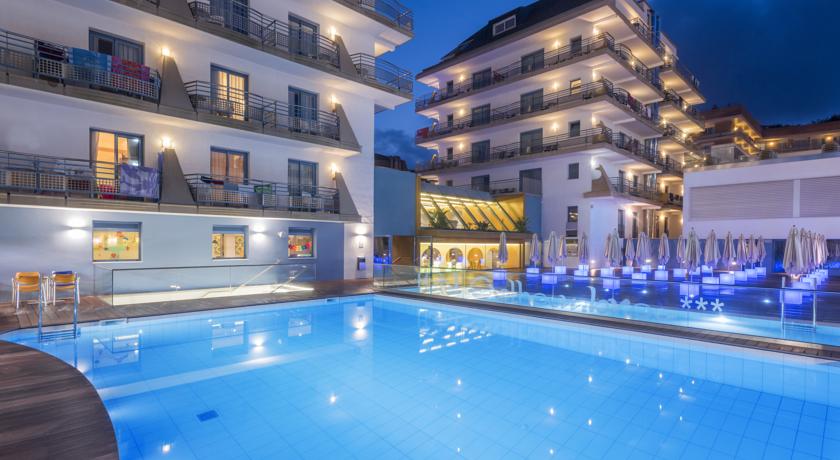 Территория у бассейна