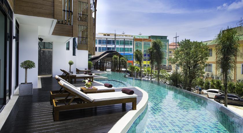 Терраса для загара у бассейна