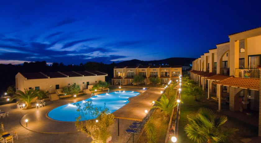 Территория отеля вечером