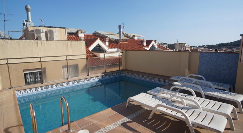 Терраса с бассейном и лежаками на крыше