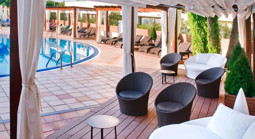 Терраса для загара и отдыха у бассейна