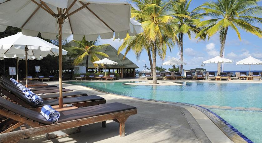 Терраса для загара у бассейна