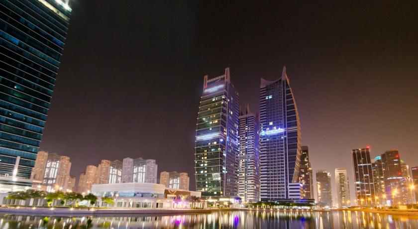 Территория у отеля вечером