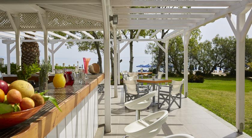 Бар у бассейна