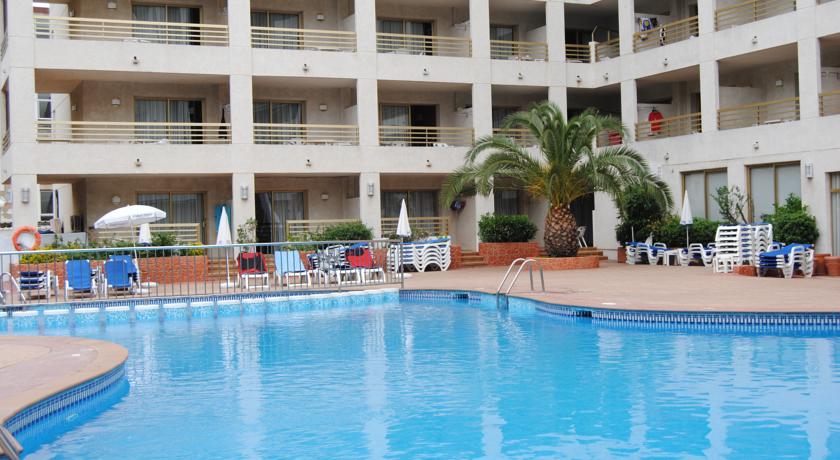 Терраса для загара у бассейна