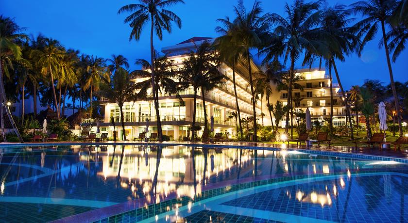 Территория отеля вечером