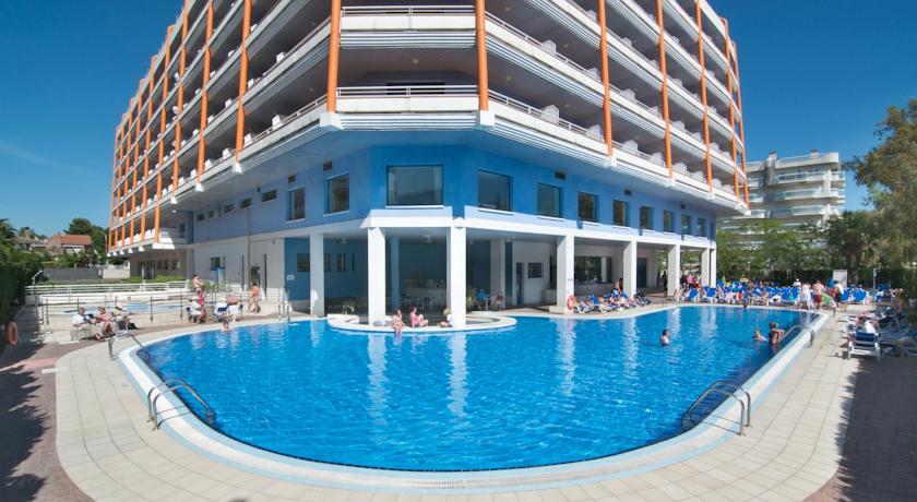 Открытый бассейн с террасой для загара