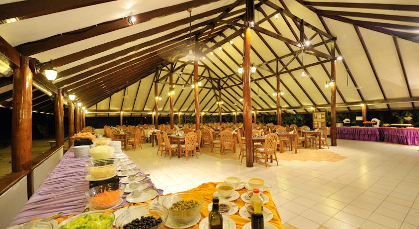 Шведский стол в ресторане