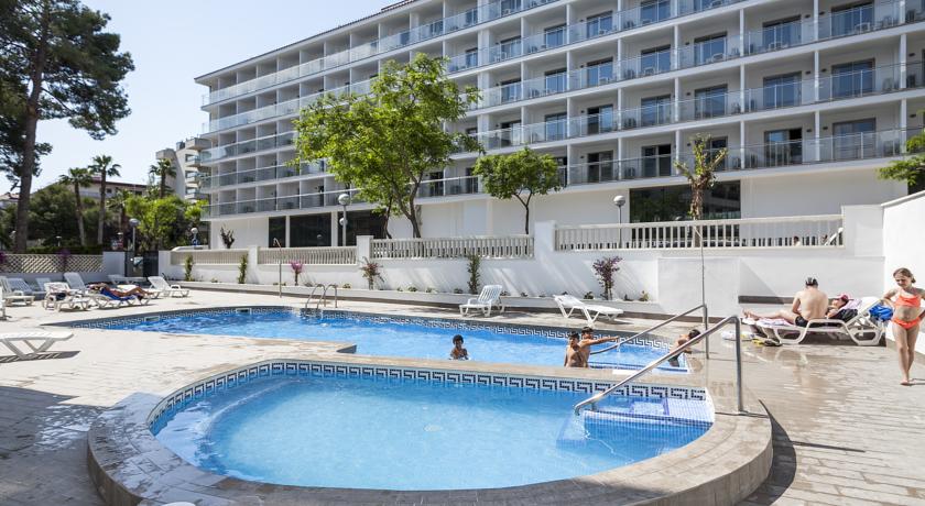 Открытый бассейн с террасой для загара