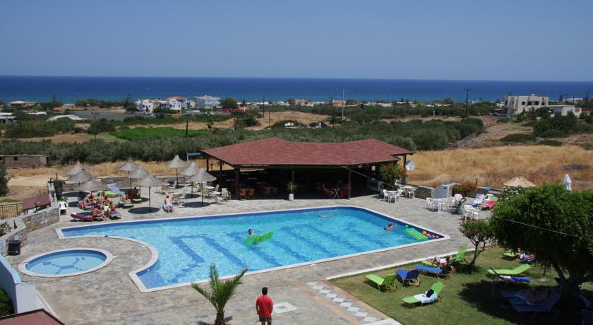 Территория возле бассейна