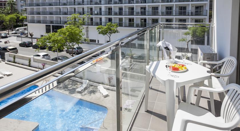 Вид с балкона номера на бассейн