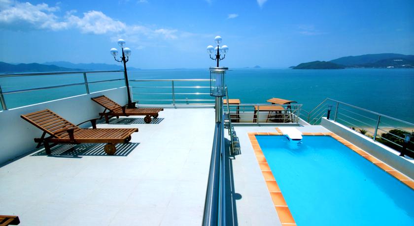 Терраса для загара у бассейна