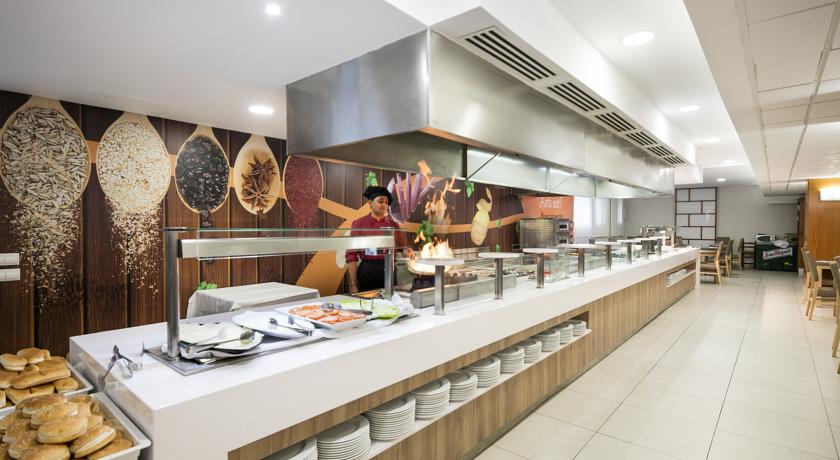 Шведский стол в ресторане