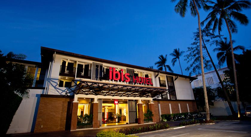 Территория отеля вечером