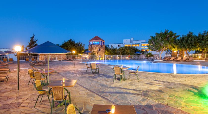 Территория отеля вечером