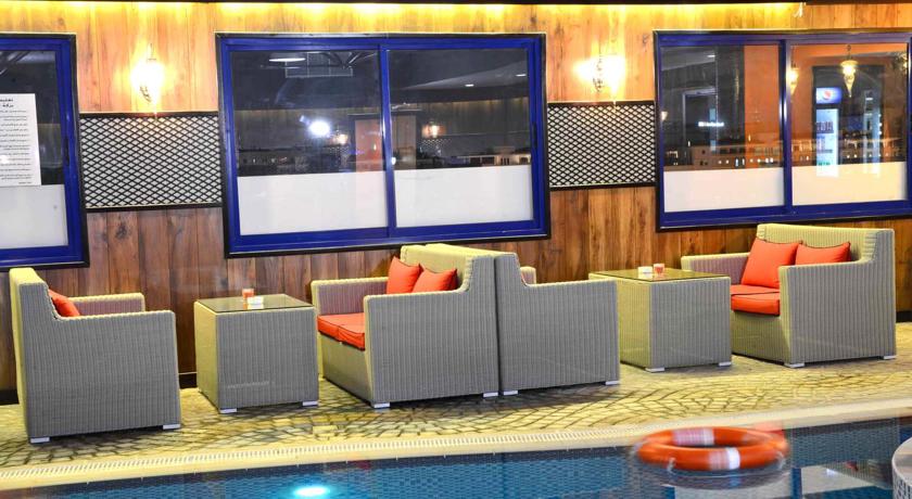 Зона отдыха возле бассейна