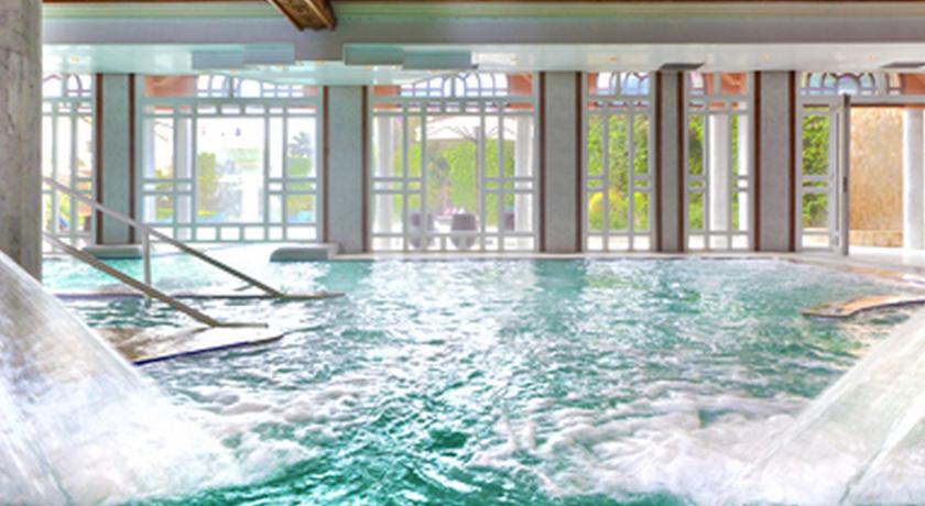 Крытый бассейн