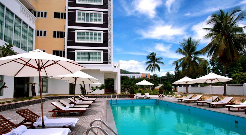 Открытый бассейн с террасой для загара