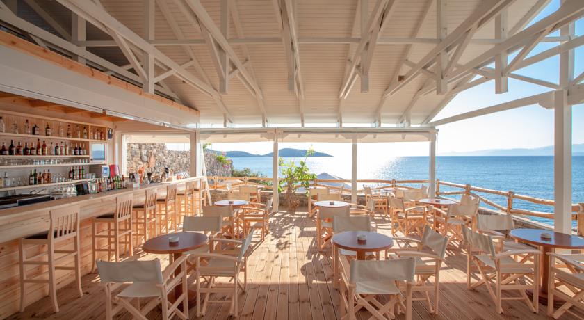 Бар с видом на море