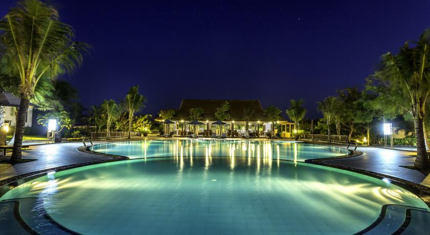 Бассейн вечером