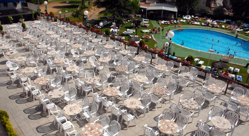 Терраса с видом на бассейн