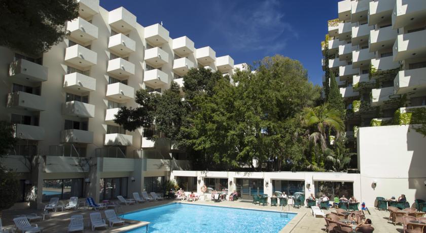 Территория у бассейна