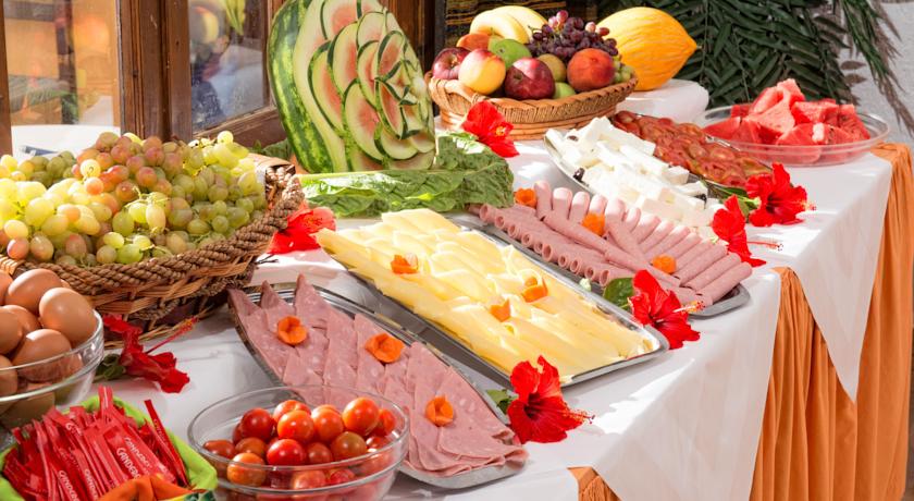 Шведский стол ресторана