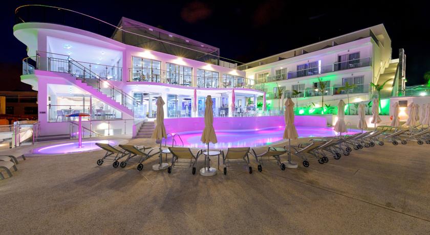 Территория  отеля вечером