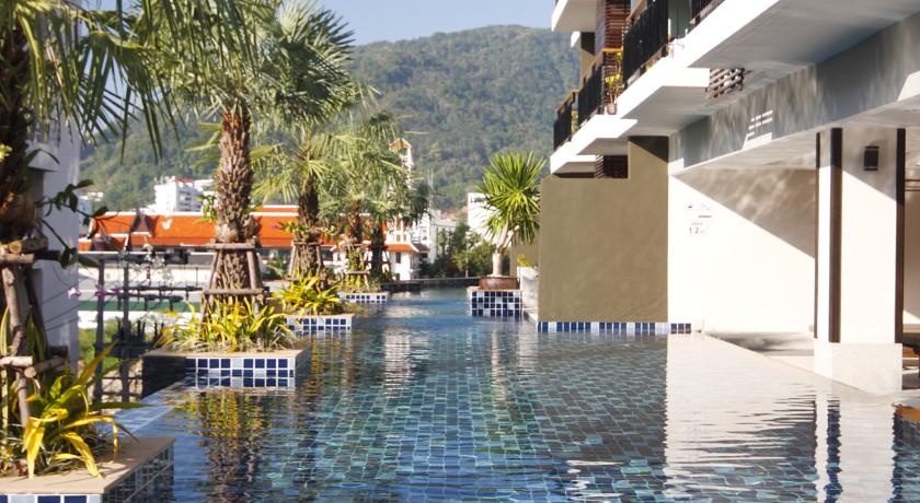 Открытый бассейн с выходом к номерам