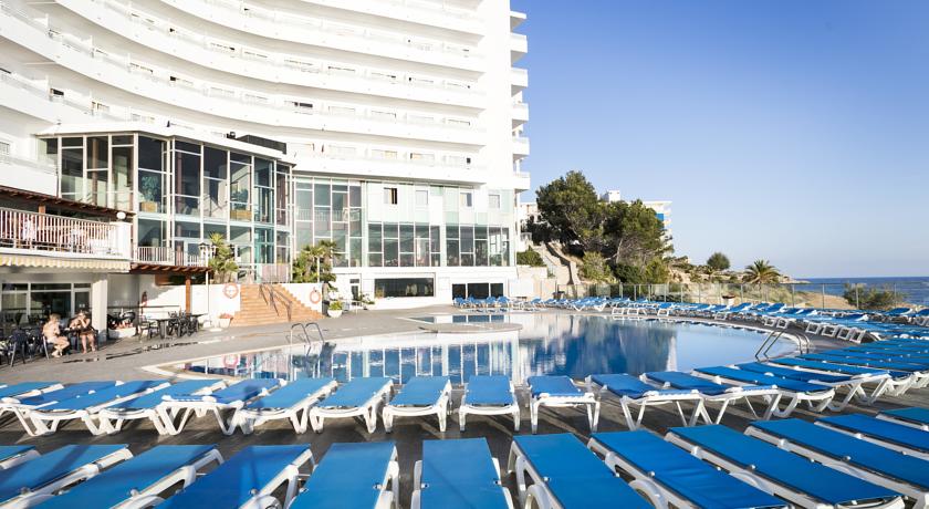 Терраса для загара у бассейна