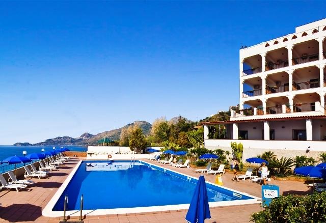 Открытый бассейн с террасой для загара