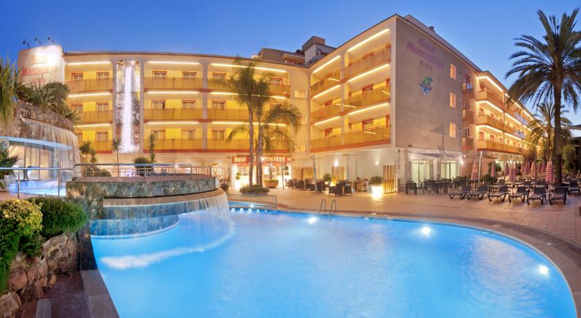 Территория отеля вечером