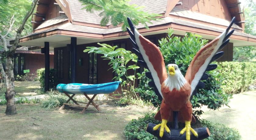 В саду отеля