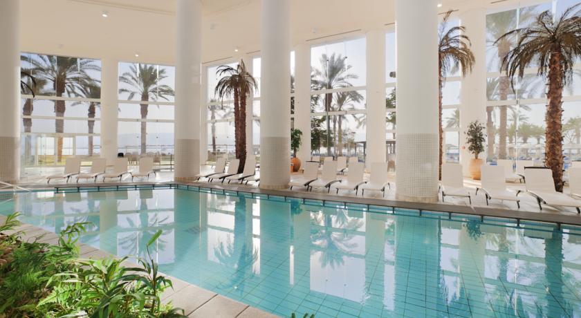 Крытый бассейн