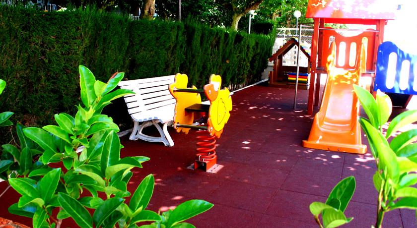 На детской площадке