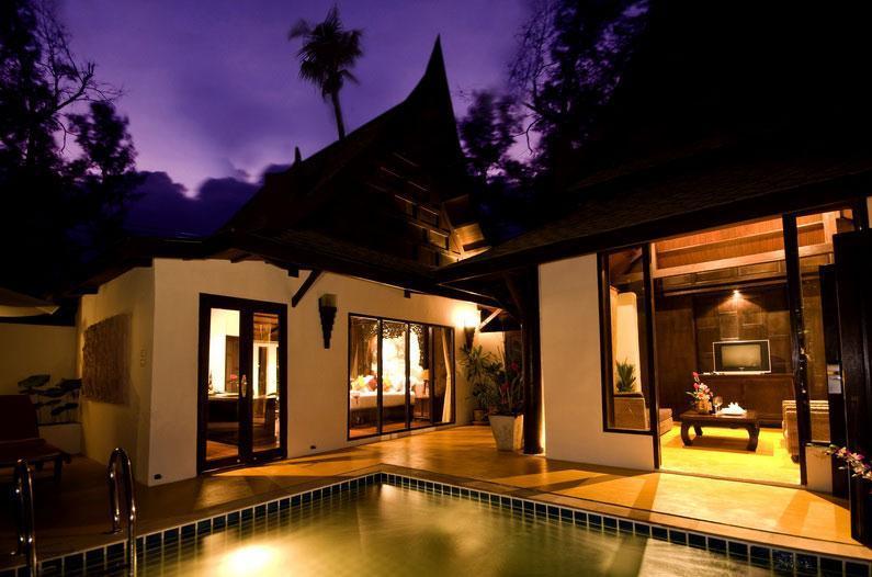 Бунгало отеля вечером