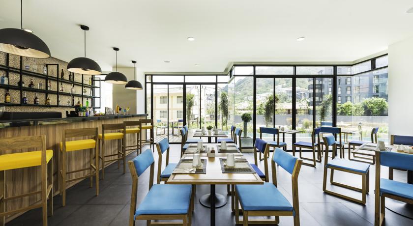 Ресторан с баром и террасой