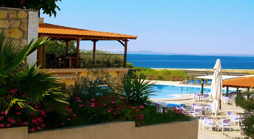 Корпус отеля в саду