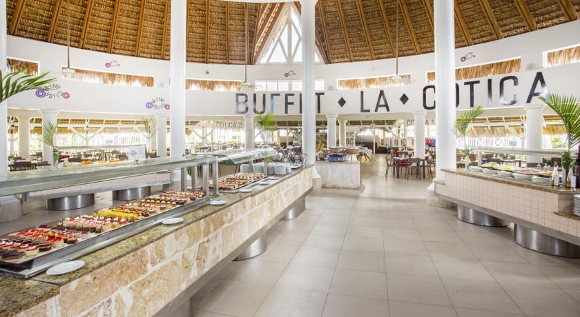 Шведский стол в ресторане