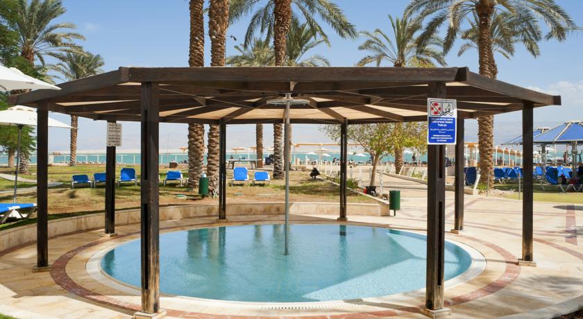 Открытый бассейн-джакузи