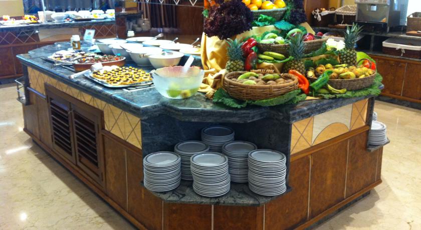 Шведский стол в ресторане