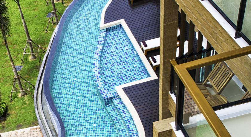 Вид на бассейн из номеров