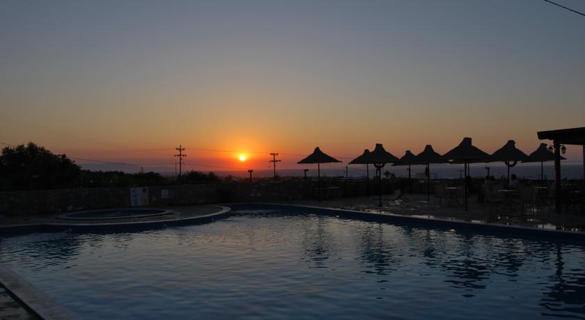 Территория отеля на закате