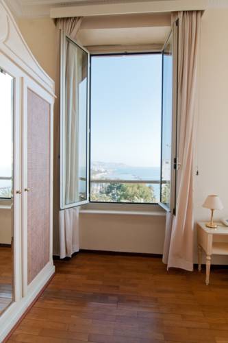 Окна в номерах выходят на море