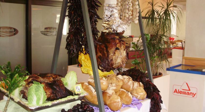 Шведский стол в ресторане